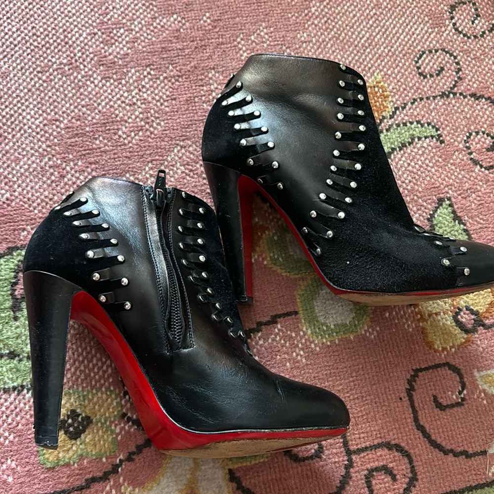 Suede/leather studs ankle boots.
